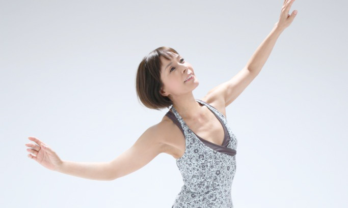 踊る中尾和子さん